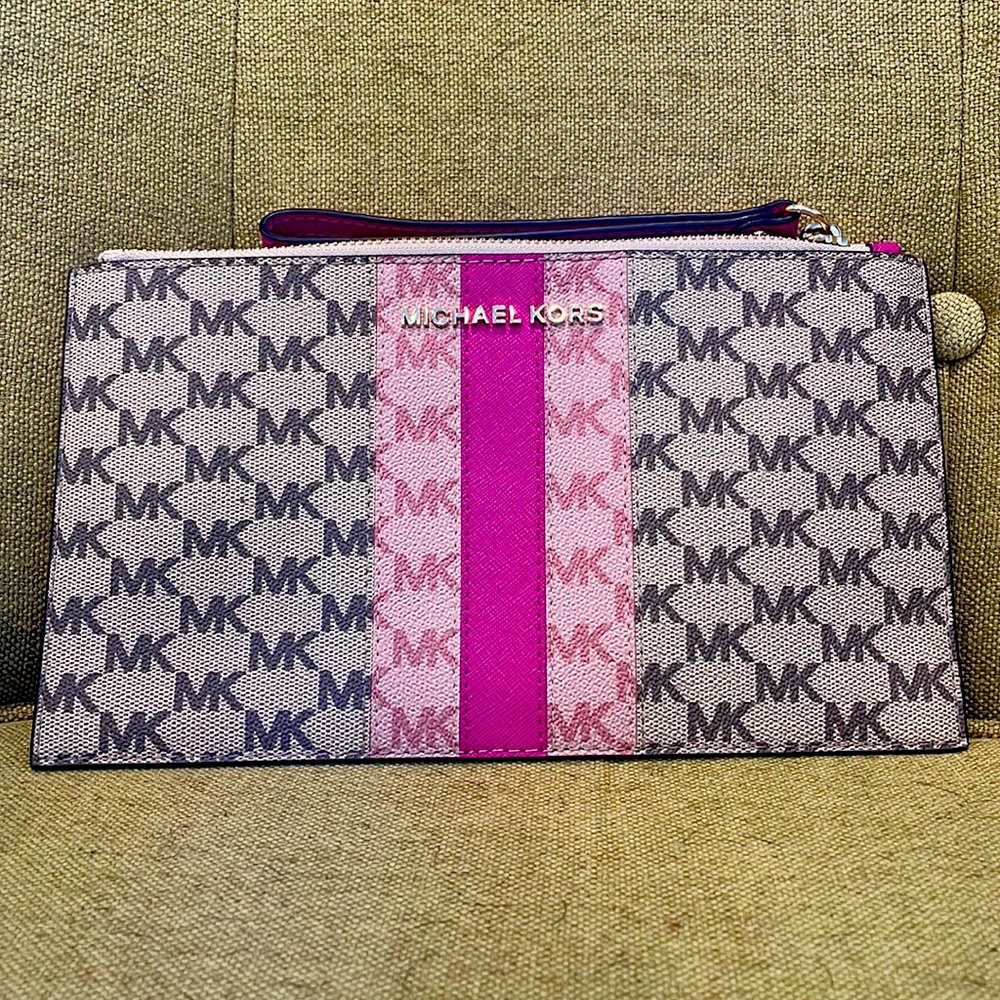 MICHAEL KORS WRISTLET CLUTCH